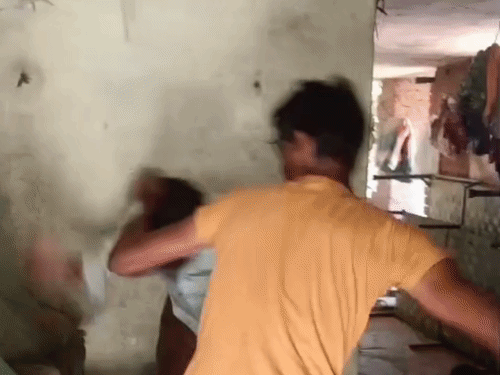 
                 बंटवारे के विवाद में बड़े भाई को रॉड-लाठी से पीटा:सोनभद्र में बेटी ने बनाया VIDEO, तीन आरोपियों पर केस दर्ज 
            