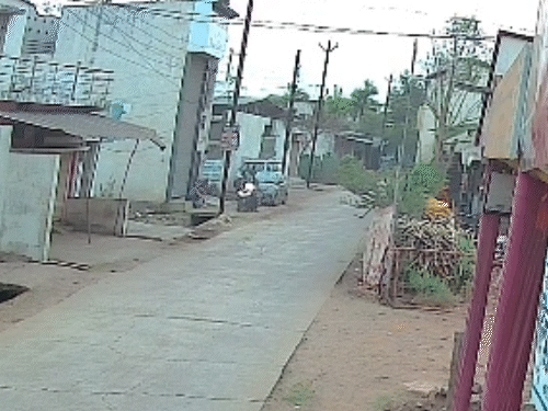 बुजुर्ग महिला के गले से सोने की माला छीनी, VIDEO:  दुर्ग में रास्ता पूछने के बहाने वारदात, तलाश में जुटी पुलिस – durg-bhilai News