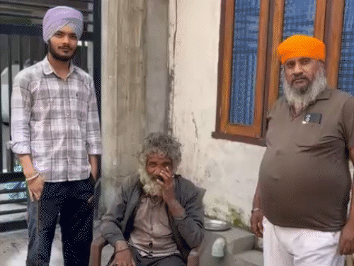 
                 25 साल बाद फिल्मी स्टाइल में मिला कपूरथला का हंसा:मरा समझ पत्नी उसके भाई से शादी कर चुकी, एक शब्द ने परिवार से मिलाया 
            