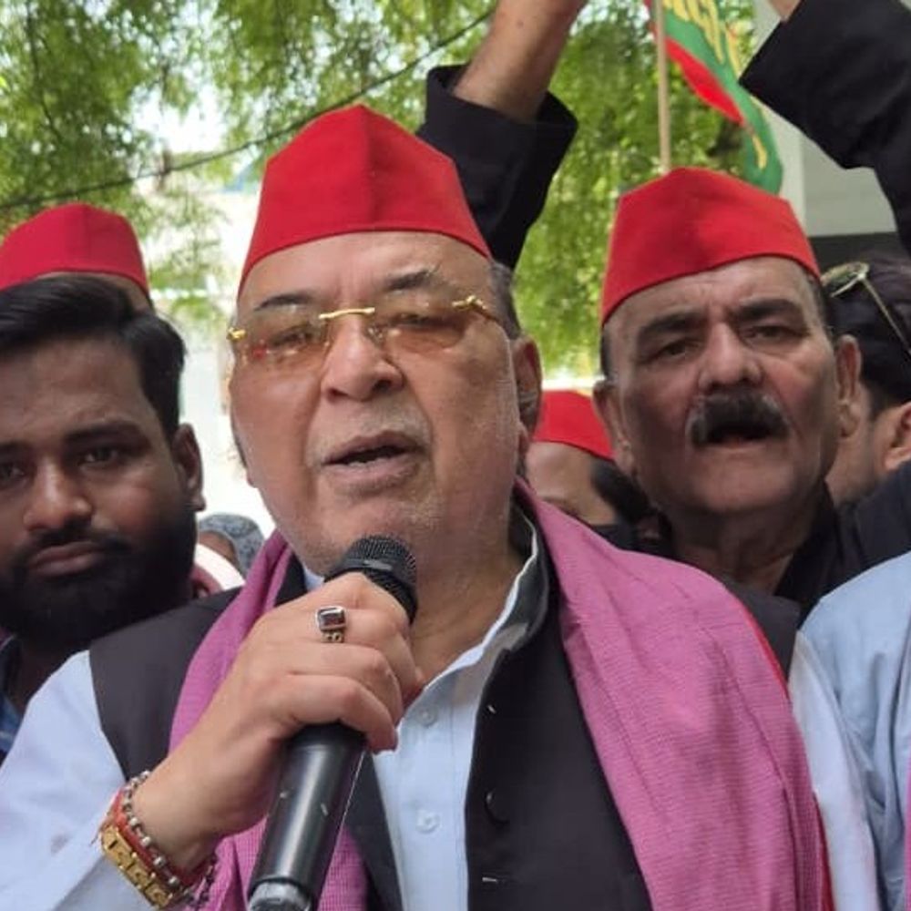 लखनऊ में सपा ने मध्यांचल एमडी का ऑफिस घेरा:स्मार्ट मीटर पर जताई नाराजगी , विधायक रविदास बोले- चार गुना ज्यादा आ रहा है बिल , 2027 में मिलेगी मुफ्त बिजली