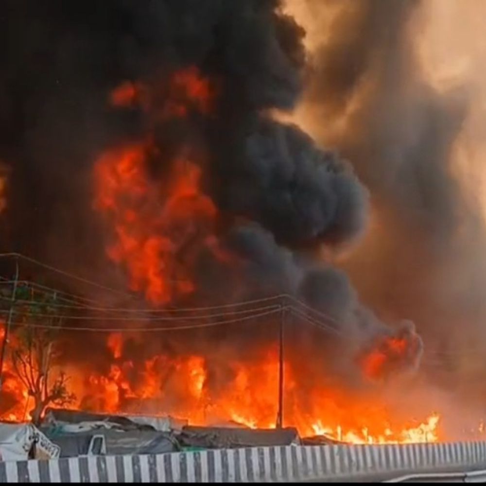 
                 लखनऊ के विकास नगर में लगी भीषण आग:30 से ज्यादा झोपड़ी जलकर राख, दमकल की 6 गाड़ियां आग बुझाने में लगी 
            