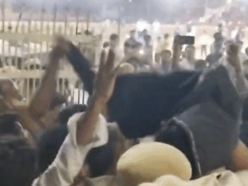 बीजेपी-कांग्रेस कार्यकर्ताओं में झड़प, लाठीचार्ज:BJP विधायक की गाड़ी को रोका, कांग्रेस MLA को कार्यक्रम में नहीं बुलाने से भड़के समर्थक