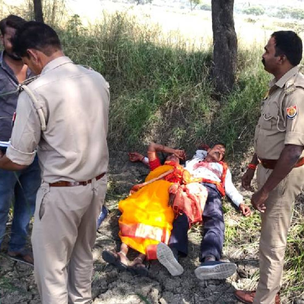 पत्नी का गला रेतकर पति ने अपनी गर्दन काटी:झांसी में लव मैरिज करने वाली बेटी को फोन कर जानकारी दी, दोनों की हालत नाजुक