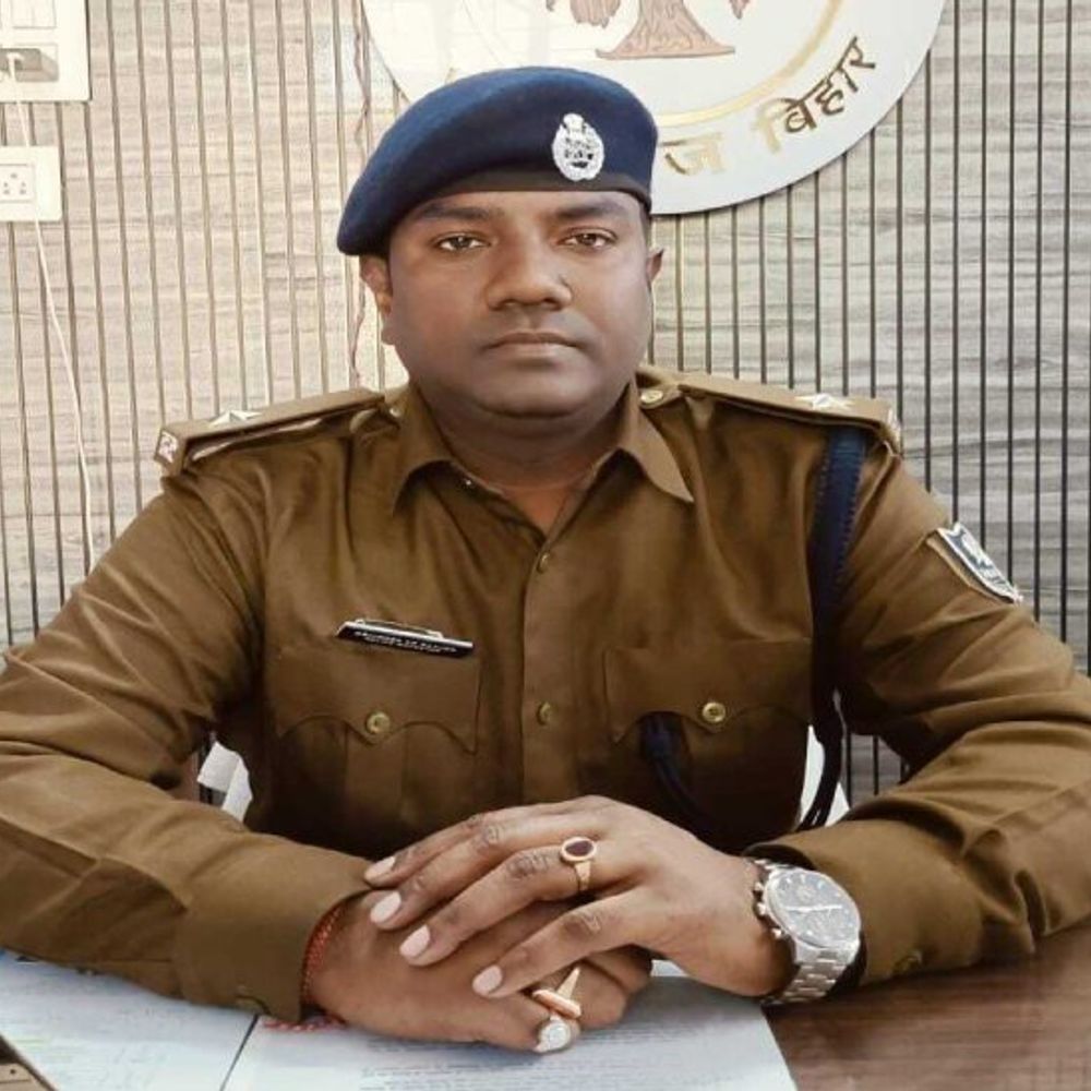 करोड़पति थानेदार...17 साल की नौकरी में 50 करोड़ की संपत्ति:किशनगंज के टाउन इंस्पेक्टर के 5 ठिकानों पर ईओयू की छापेमारी