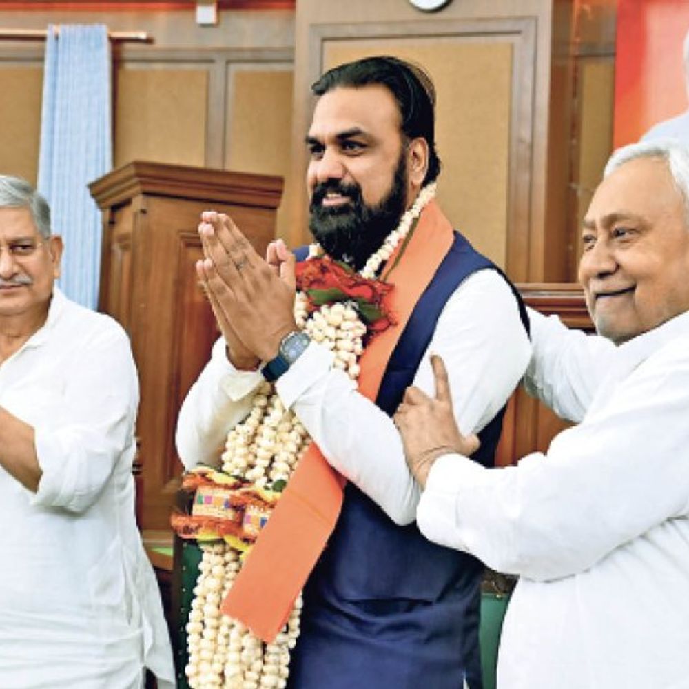 नीतीश ने सम्राट को माला पहनाई, विधायकों से कहा-ताली बजाइए:एनडीए विधानमंडल दल की बैठक में सम्राट चौधरी को नई सरकार का नेता चुना गया