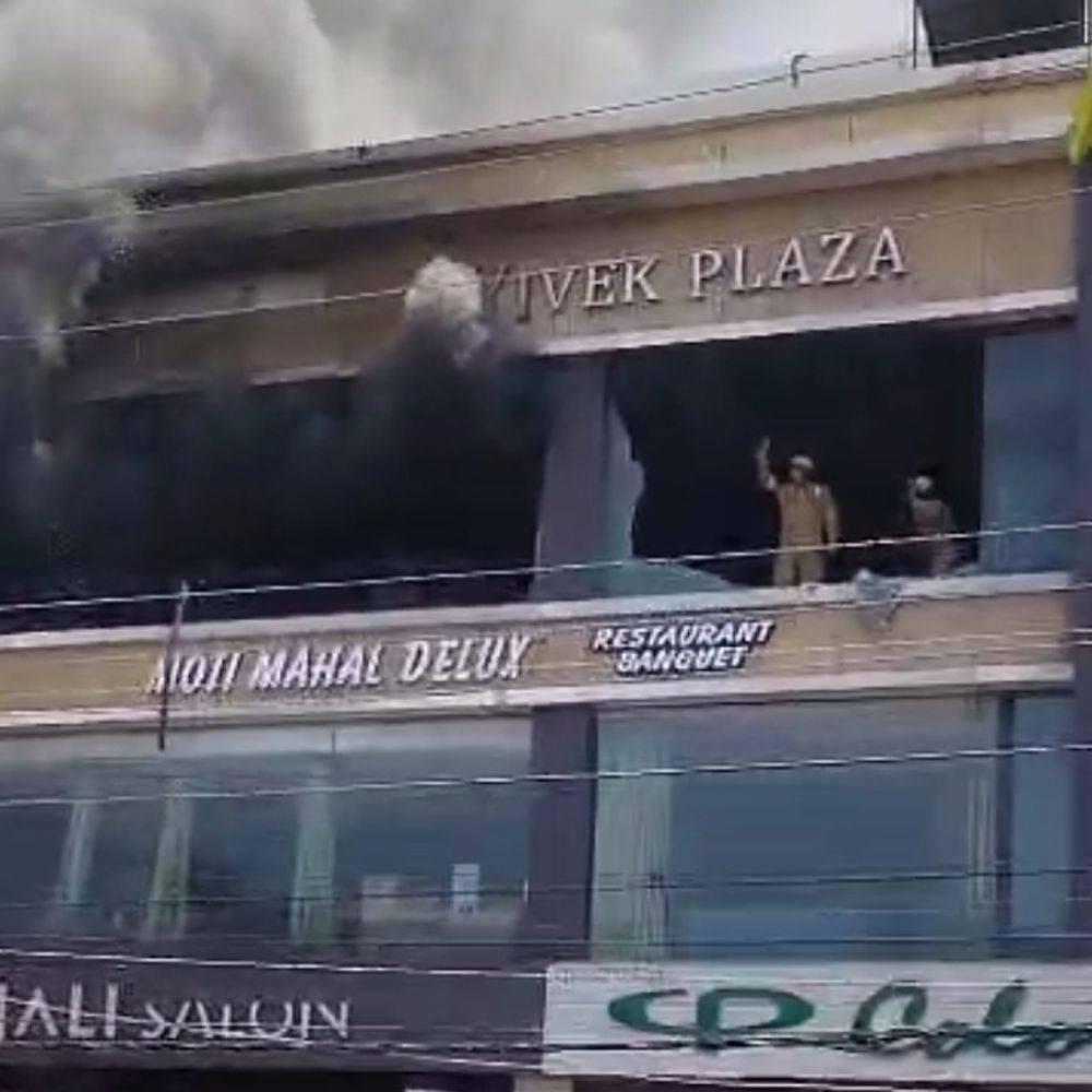 आशियाना में रेस्टोरेंट-शोरूम में लगी आग:एसी ब्लास्ट होने आग भड़की, दमकल की चार गाड़ियों ने पाया काबू