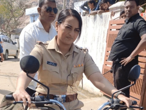 वेबसीरीज के एक्शन सीन में तेज दौड़ रहा ट्रक पलटा:बिशनगढ़ गांव में हुई दहाड़-2 की शूटिंग, सोनाक्षी सिन्हा को देखने पहुंचे लोग