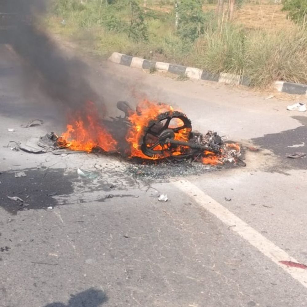 आग लगने के बाद कार से टकराई बाइक:अलीगढ़ के जेएन मेडिकल कॉलेज में मां–बेटी की मौत, युवक की हालत गंभीर