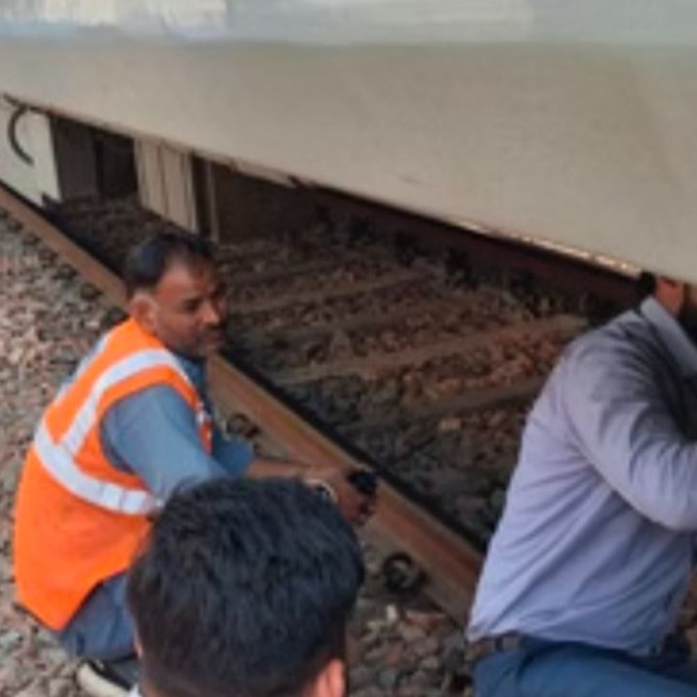 महानंदा एक्सप्रेस के AC कोच से उठी चिंगारी:अलीगढ़ स्टेशन पर मची अफरा-तफरी, 10 मिनट तक थमी रही ट्रेन की रफ्तार