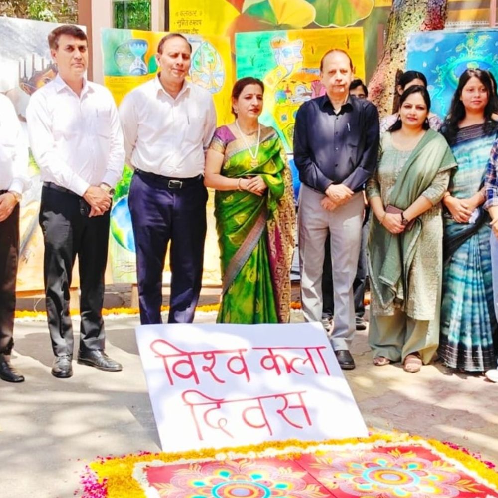 विश्व कला दिवस पर CCSU में सजा ‘अभिव्यक्ति का उद्यान’:कलाकार सम्मान समारोह के साथ भव्य प्रदर्शनी, रंगों में समाज को जागरूक किया