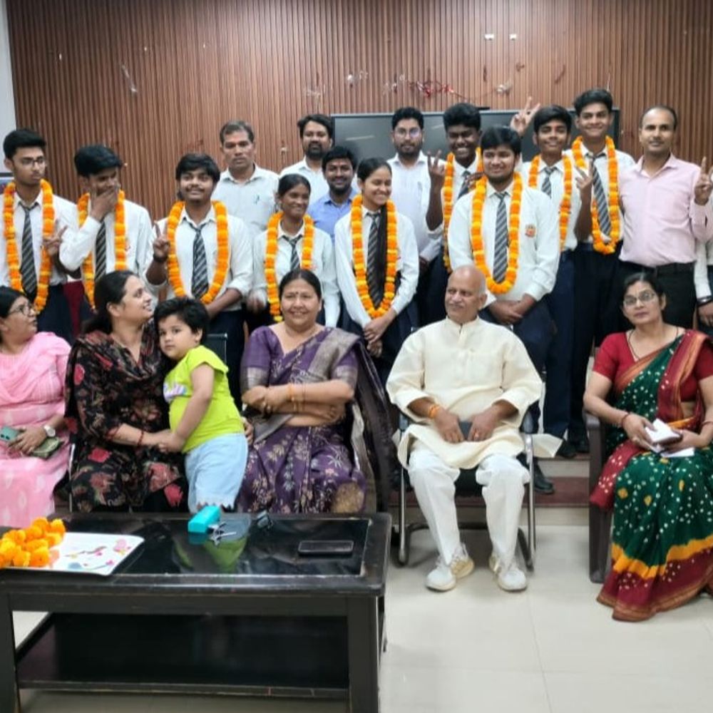 CBSE 10वीं में शुभांगी पांडेय को मिले 99% अंक:वाराणसी में 23 हजार परीक्षार्थियों ने दी थी परीक्षा, प्रेम पांडेय को मिले 98.40% अंक