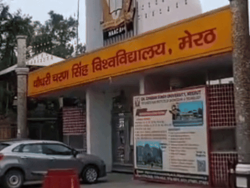 
                 CCSU में ब्लैकलिस्टिंग प्रकरण में धरने से गायब प्रबंधन:मेरठ में छात्रों ने किया था घेराव का ऐलान, कार्यालय में नहीं आए कुलपति और रजिस्ट्रार, PAC मौजूद 
            