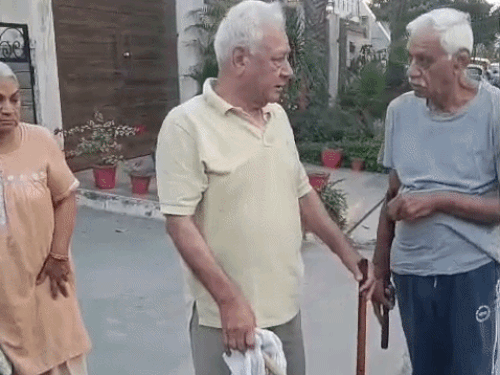 
                 नकाबपोश बदमाशों ने रिटायर्ड कर्नल पर जानलेवा हमला किया:मेरठ में मॉर्निंग वॉक पर निकले थे, कार सवार थे दो बदमाश; हथौड़े से हमला 
            