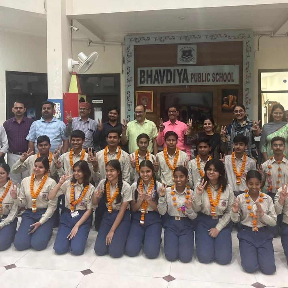 भवदीय पब्लिक स्कूल, अयोध्या का 100% परिणाम:ईशान्वी श्रीवास्तव ने 97%अंक के साथ किया टॉप