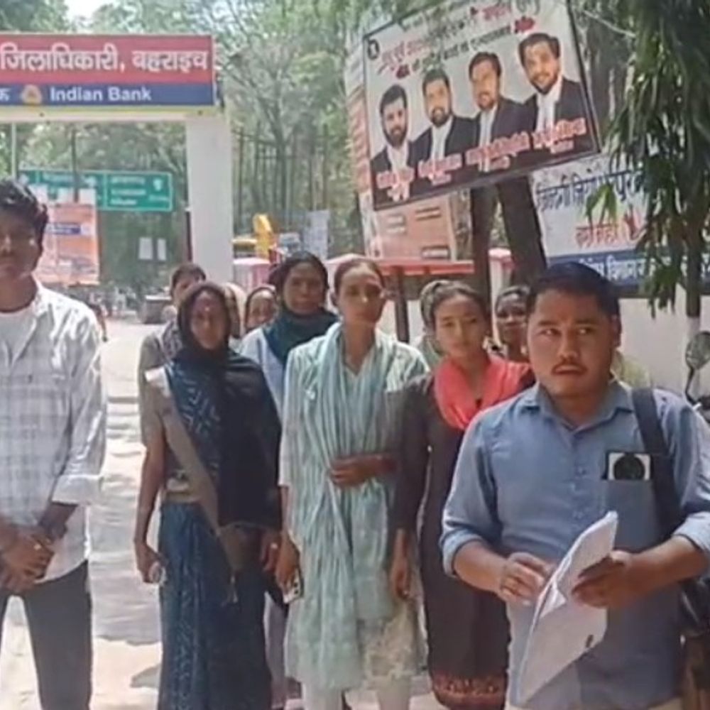 शराब ठेका खोलने के विरोध में ग्रामीणों का प्रदर्शन:बहराइच में जिलाधिकारी कार्यालय पहुंचकर लोगों ने सौंपा ज्ञापन