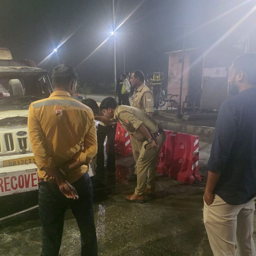 रोहाना टोल प्लाजा पर रिकवरी वैन में लगी आग:शॉर्ट सर्किट से हादसा, टोल कर्मियों ने किसी तरह पाया काबू