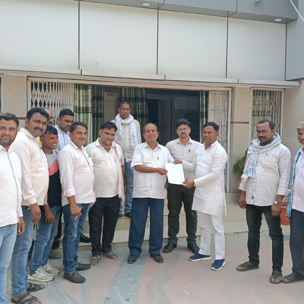 बलिया में रोजगार सेवकों की कलमबंद हड़ताल:लंबित मानदेय और EPF जमा न होने पर सौंपा ज्ञापन