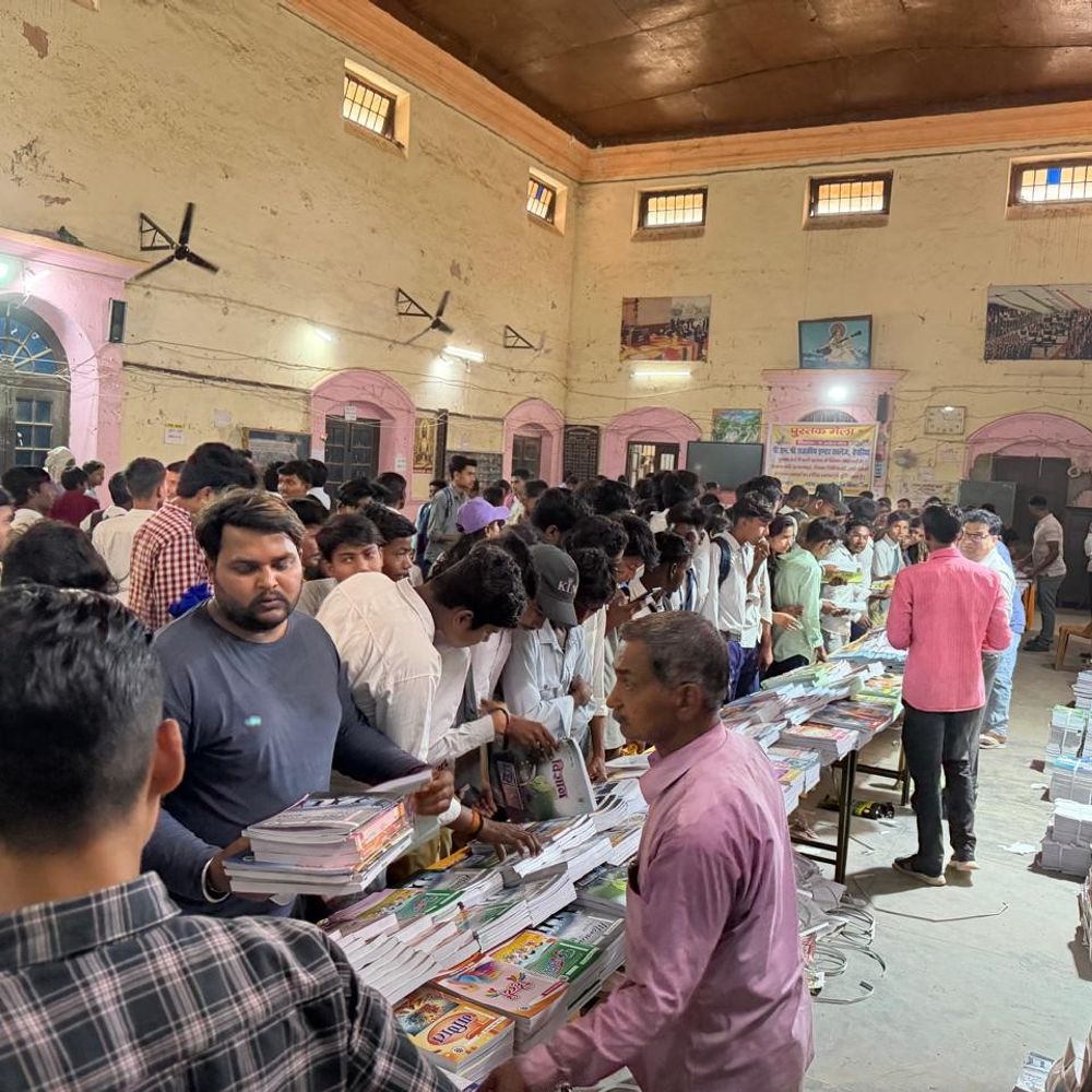 
                 देवरिया जीआईसी में पुस्तक मेले का आयोजन:छात्रों को पठन संस्कृति से जोड़ने पर दिया गया जोर 
            