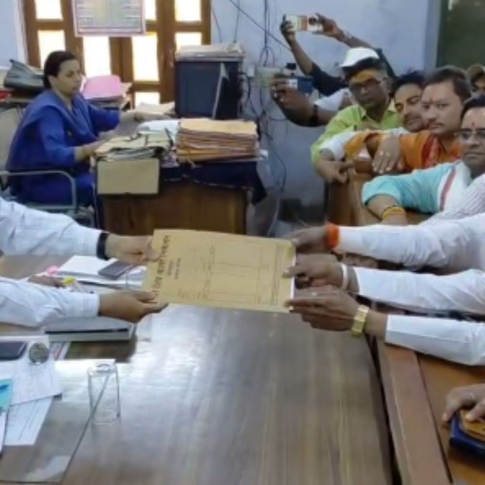 भाजपा ने दिवंगत नेता के बेटे को बनाया प्रत्याशी:मिर्जापुर में सपा प्रत्याशी ने भी किया नामांकन, राजनीतिक सरगर्मी तेज