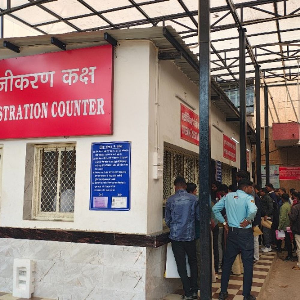 KGMU ट्रॉमा सेंटर में सर्वर ठप:तीमारदारों के साथ रोगियों को झेलनी पड़ी परेशानी, लगी रहीं कतारें