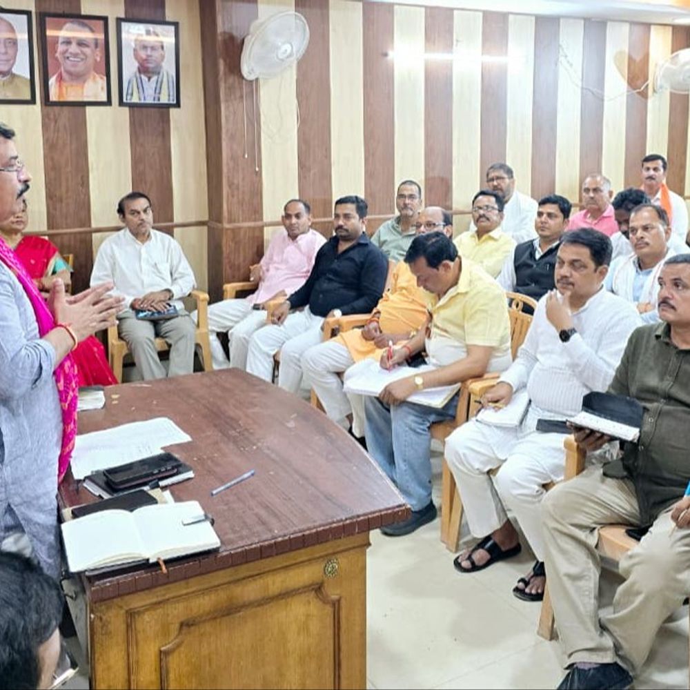भाजपा ने मंडल अध्यक्षों को सौंपी नई वोटर लिस्ट:घर-घर सत्यापन का निर्देश, बैठक में संगठन को बूथ स्तर तक सक्रिय करने पर जोर