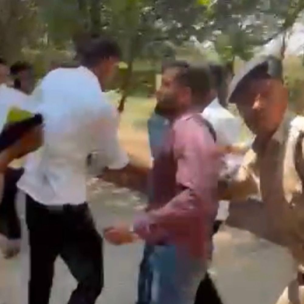 PCI के इंस्पेक्शन के दौरान रावतपुरा में NSUI का प्रदर्शन:गर्ल्स और बॉयज हॉस्टल में मूलभूत सुविधाओं की मांग, कुलसचिव के आश्वासन के बाद लौटे