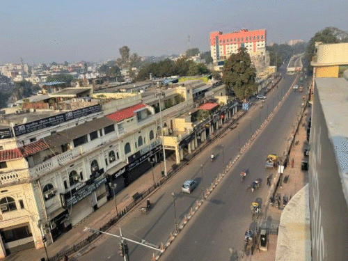 
                 लखनऊ में सामान्य से अधिक हुआ पारा:तेज धूप और गर्म हवा के थपेड़े ने बढ़ाई परेशानी, 40 डिग्री पार करेगा तापमान 
            