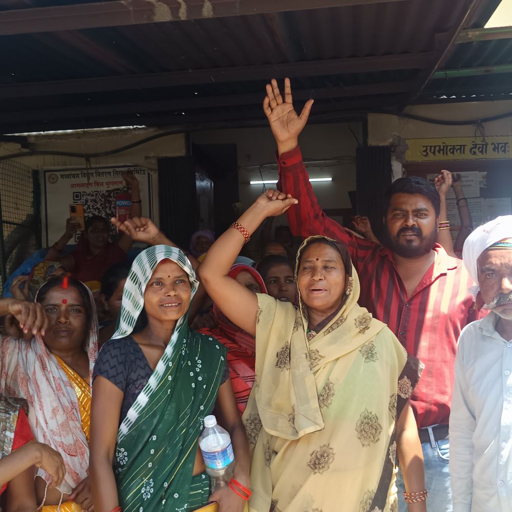 लखनऊ के इंदिरानगर में जमकर नारेबाजी:मुर्दाबाद के लगे नारे, बिजली विभाग के कर्मचारियों को पैदल लेकर गांव तक गए लोग