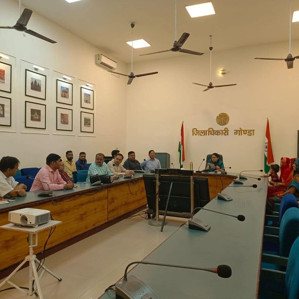 गोंडा डीएम ने मृतक रंजीत के परिजनों से की मुलाकात:पत्नी को नौकरी दिलाने का आश्वासन, बच्चों की पढ़ाई-परवरिश में मदद का भरोसा