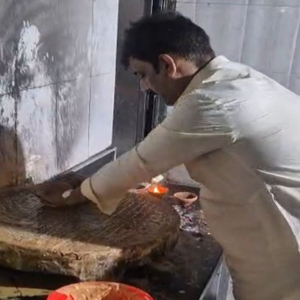 अक्षय तृतीया का है वृंदावन में विशेष महत्व:बांके बिहारी के चरण दर्शन से मिलता है बद्रीनाथ धाम के दर्शन का फल, मंदिरों में किया जा रहा चंदन का लेप तैयार