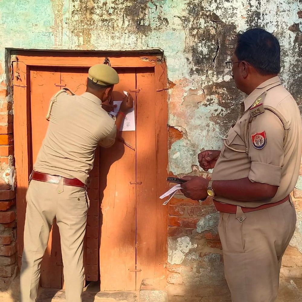 कौशांबी में कोर्ट में पेश न होने पर कुर्की नोटिस:पुलिस ने आरोपियों के खिलाफ की कार्रवाई, पत्नी ने किया है केस