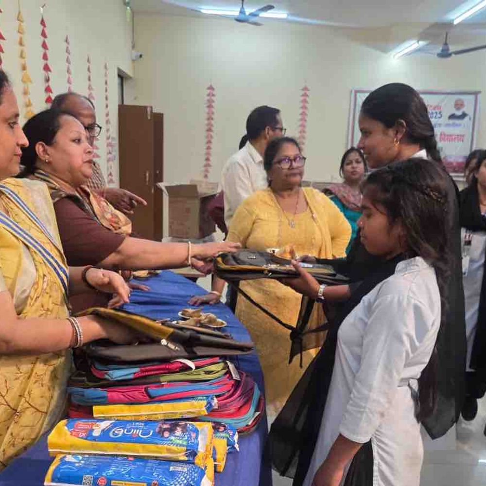 गोरखपुर के मूक-बधिर विद्यालय में हुआ सेवा कार्य:बच्चों को स्कूल बैग-सेनेटरी पैड दिए गए, पढ़ाई-स्वच्छता पर रहा फोकस