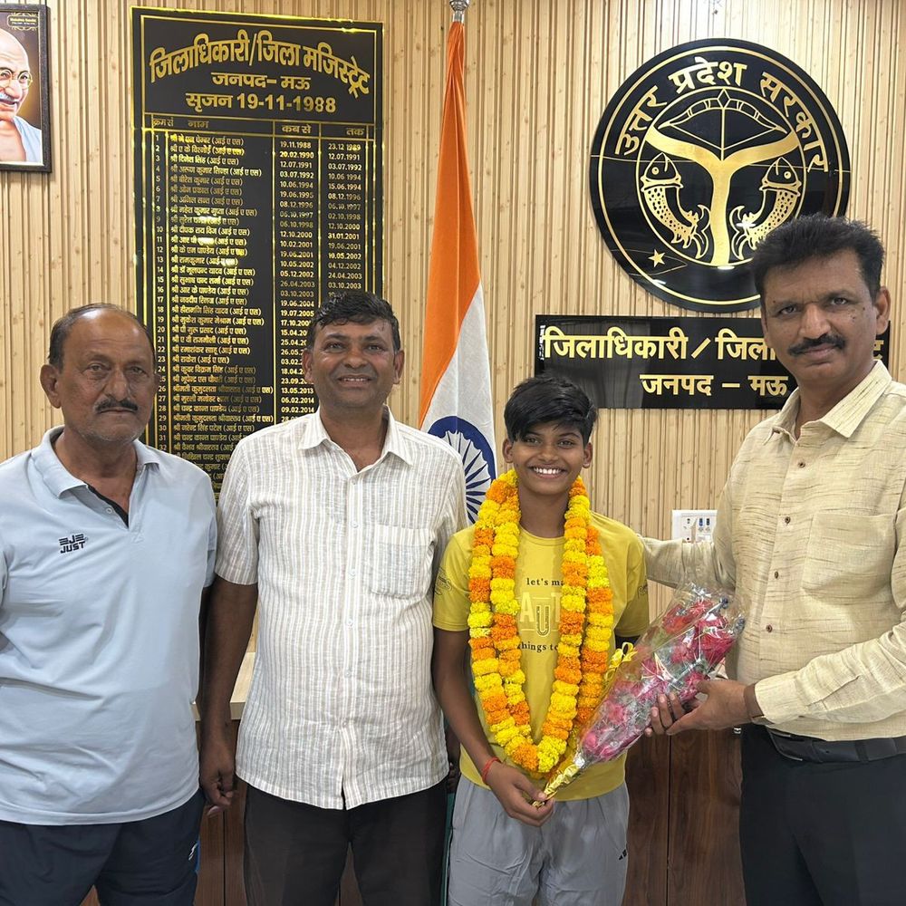 आरिका कुमारी का भारतीय हॉकी शिविर के लिए चयन:मऊ में डीएम प्रवीण मिश्र ने उन्हें सम्मानित किया