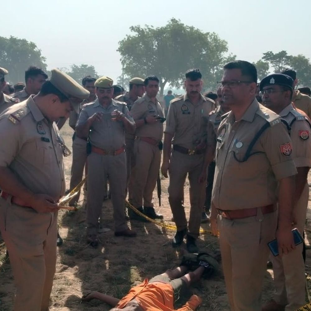 एटा में राज मिस्त्री का शव खेत में मिला:दो दिन पहले मिली थी धमकी, परिजनों ने जताया हत्या की आशंका