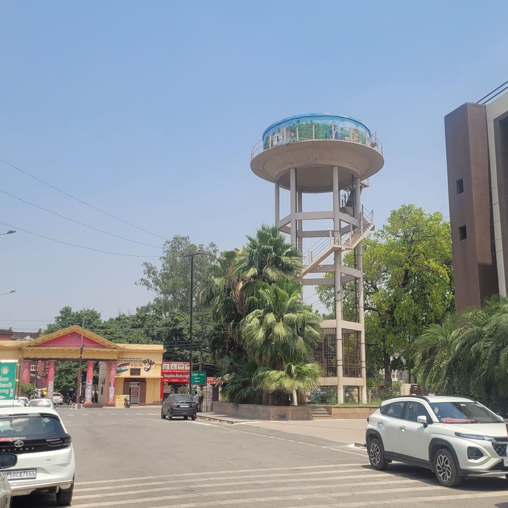 आजमगढ़ में 40 डिग्री पहुंच तापमान:गमछे और छाते बने सहारा, सड़कों पर पसरा सन्नाटा