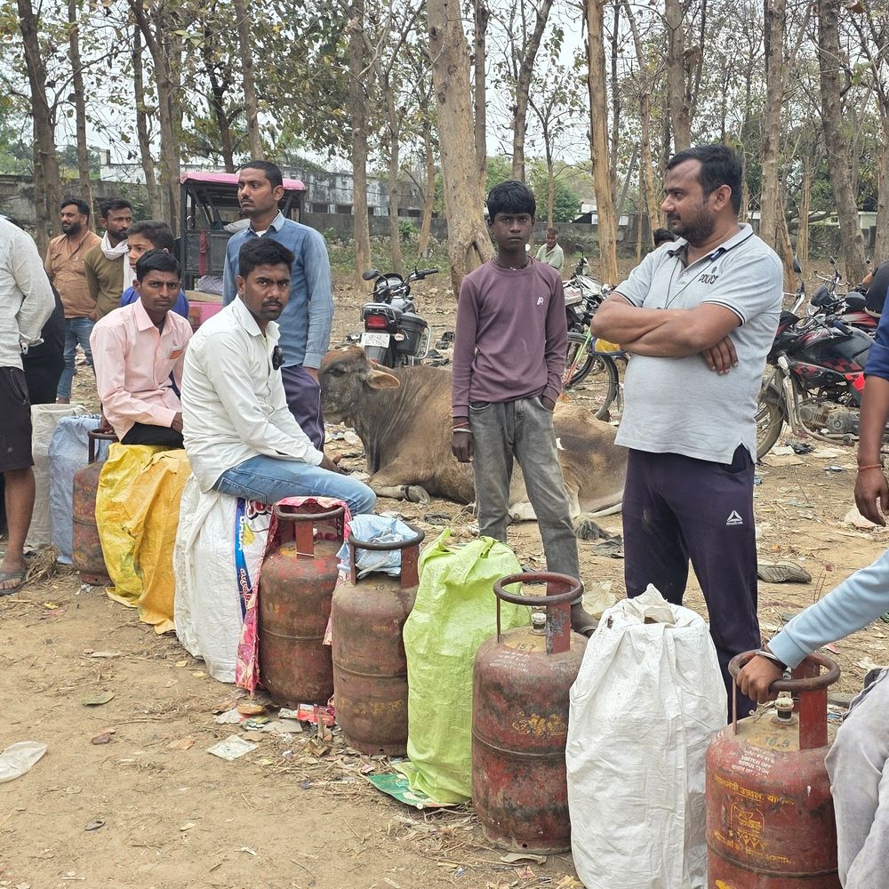 PNG गैस ग्राहकों को घरेलू सिलेंडर देने पर रोक:गोंडा में कनेक्शन वालों को आपूर्ति बंद करने का आदेश, वितरण पर प्रशासन की सख्ती
