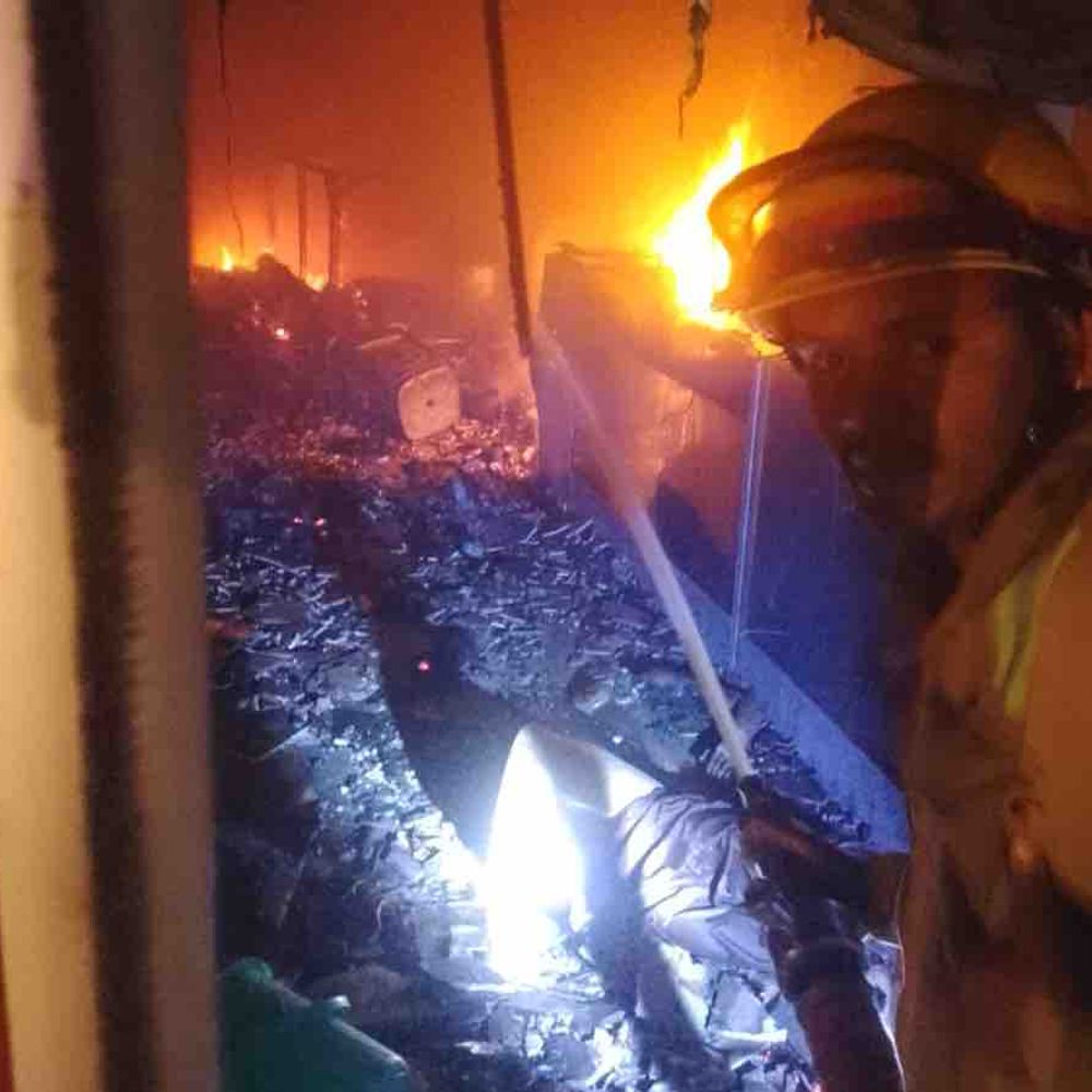 जाजमऊ में नकाब की दुकान में भीषण आग:20 लाख का सामान जलकर राख, शॉर्ट सर्किट की आशंका; दमकल की दो गाड़ियों ने पाया काबू