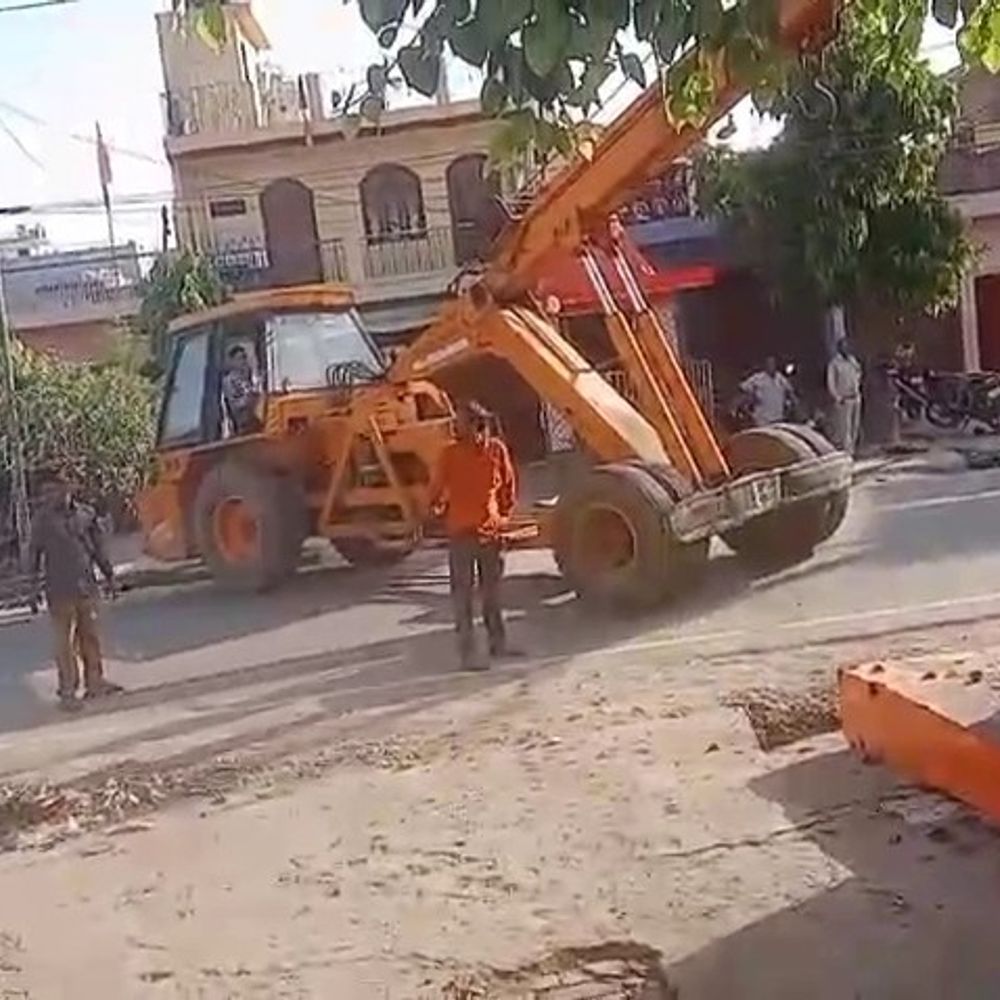 फर्रुखाबाद में 11 हजार वोल्ट का तार टूटा:कादरी गेट-लकूला मार्ग पर ट्रैफिक रुका, 2 खंभे हटाए गए