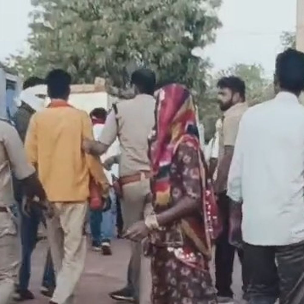 शिवपुरी में शराब ठेकेदार के गुर्गों ने की फायरिंग:  कच्ची शराब रखने के शक में पिता-पुत्र से मारपीट, आबकारी विभाग पर भी लगे आरोप – Shivpuri News