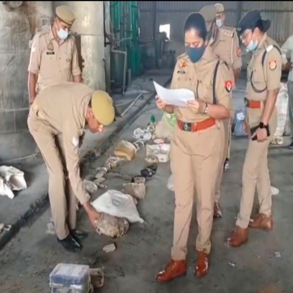 
                 शाहजहांपुर पुलिस ने 30 करोड़ का मादक पदार्थ नष्ट किया:74 मुकदमों में जब्त गांजा, स्मैक और चरस शामिल 
            