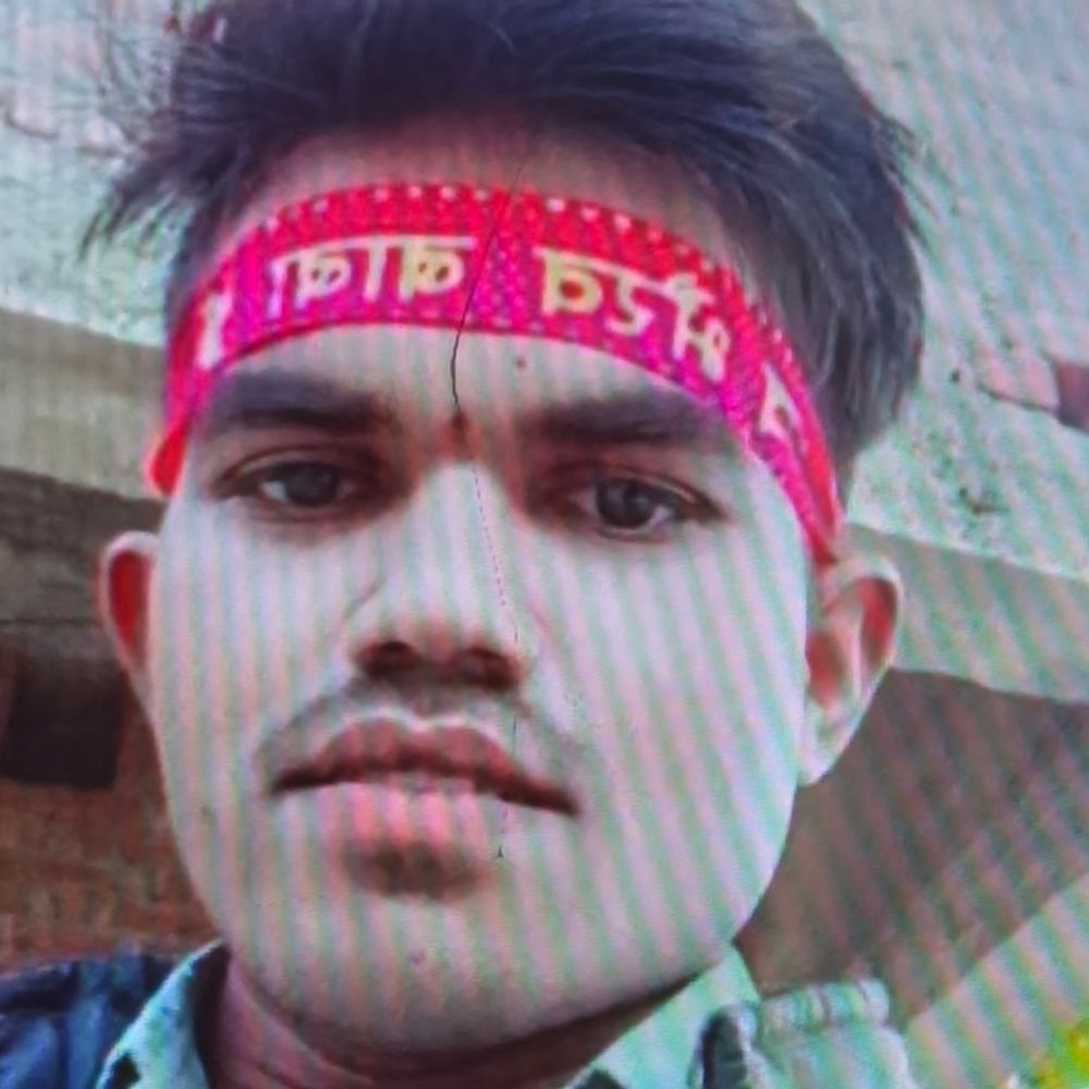 चित्रकूट में बाइक गड्ढे में गिरने से युवक की मौत:दो साथी घायल, बूढ़ा सेमरवार मोड़ पर बांस से टकराई गाड़ी