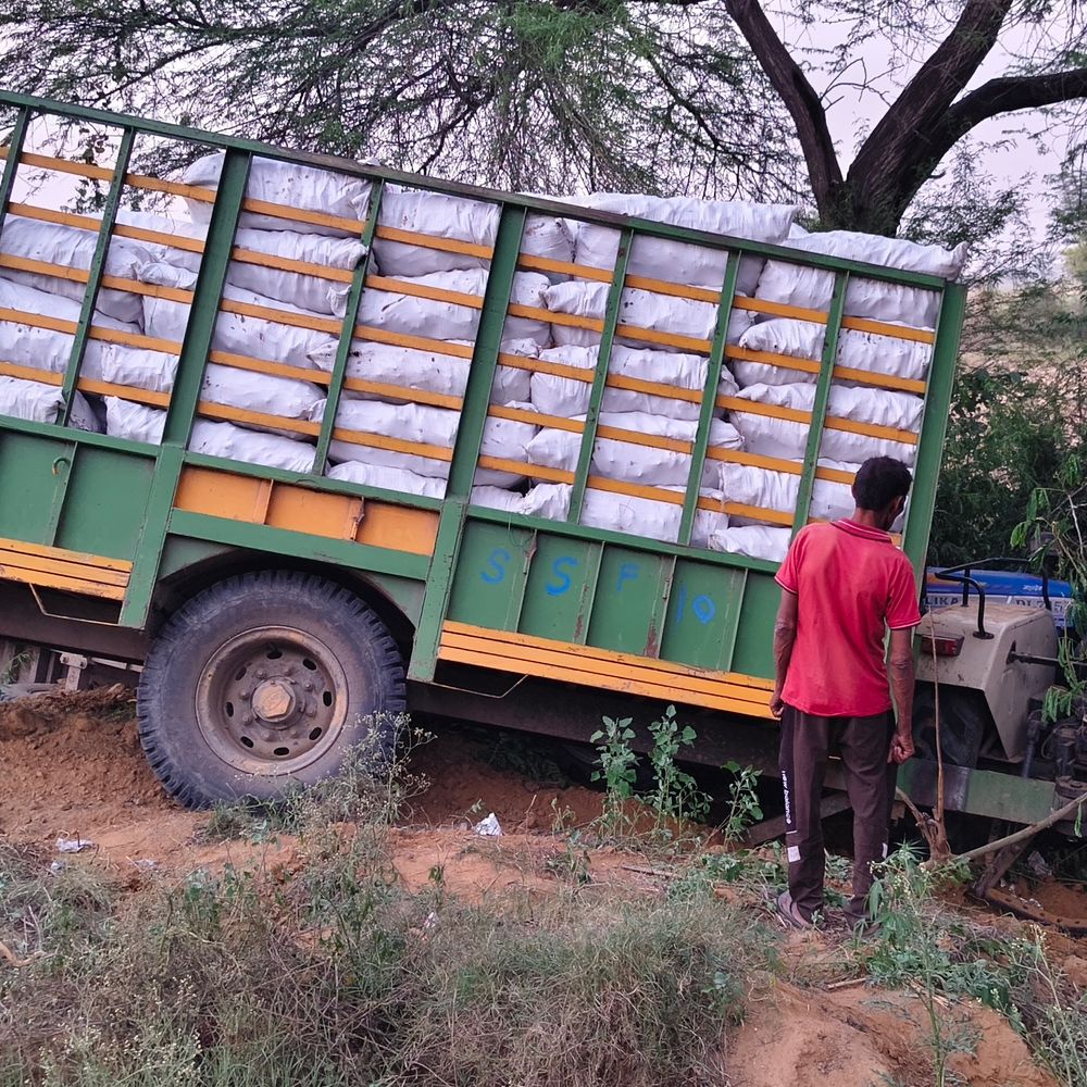 ओवरटेक करते दो ट्रैक्टर खाई में गिरे, एक की मौत:बुलंदशहर में गाजर लादकर जा रहे वाहन अनियंत्रित होकर टकराए