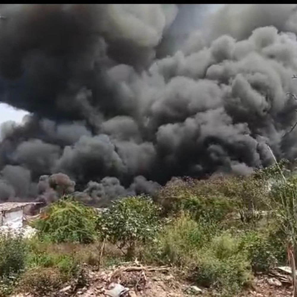 गाजियाबाद में 500 झुग्गी-झोपड़ियां में भीषण आग:10 किमी. दूर से दिख रहा धुएं का गुबार, दमकल की 8 गाड़ियां आग बुझाने में जुटी