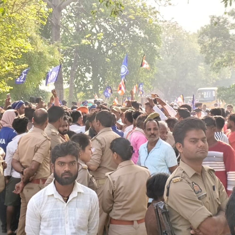 जौनपुर में अंबेडकर प्रतिमा खंडित:ग्रामीणों ने किया चक्काजाम, पुलिस चौकी के सामने हुई घटना