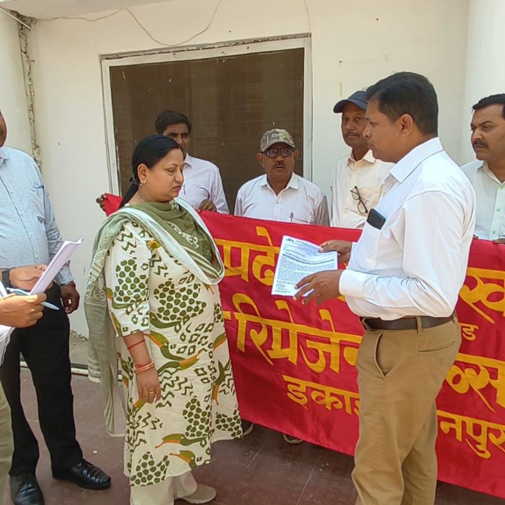 मजदूर संगठनों ने 26,000 न्यूनतम वेतन की मांग की:जिलाधिकारी को पत्र सौंपकर दमन रोकने और रिहाई की अपील
