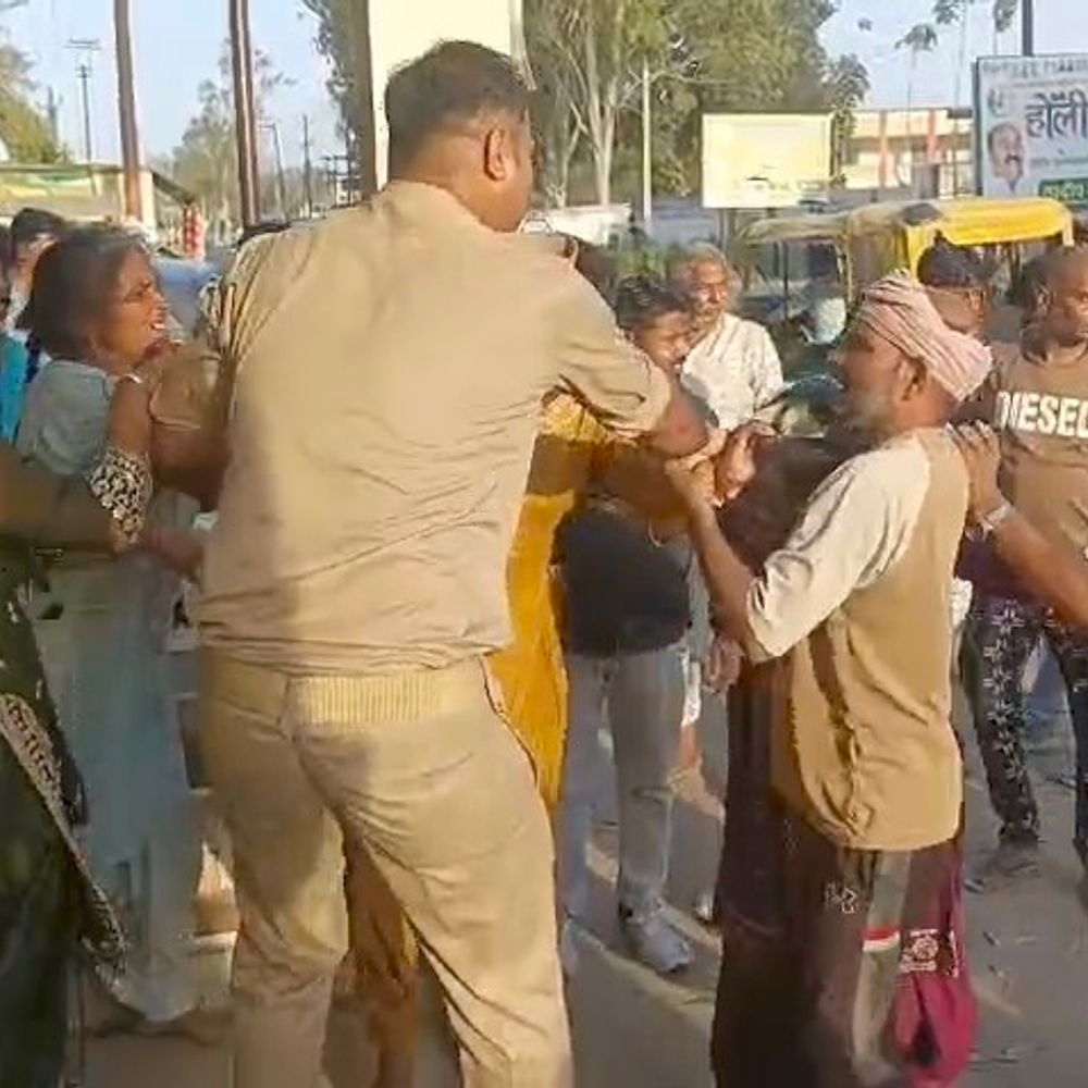 बघरा चौकी में दो पक्षों की महिलाएं भिड़ीं, VIDEO:पैसों के विवाद में पुलिस के सामने हुई हाथापाई, एक-दूसरे के बाल खींचे