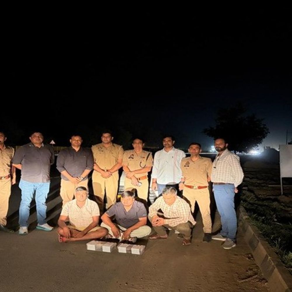 मथुरा में अंतर्राज्यीय ड्रग्स तस्करी गिरोह का भंडाफोड़:झारखंड से लाए चरस-अफीम के साथ 3 तस्कर गिरफ्तार