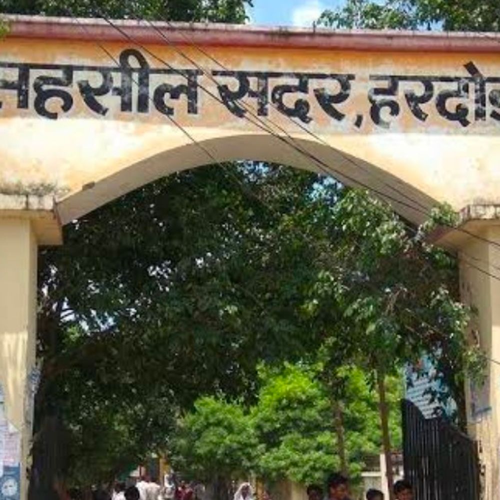 
                 एसपी साहब...मेरे पति की दूसरी शादी रुकवा दीजिए:महिला ने कप्तान से की शिकायत, 3 मई को होनी है शादी, कार्रवाई की मांग 
            