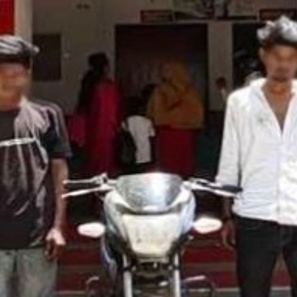 प्रयागराज में दो बाइक चोर गिरफ्तार:धूमनगंज पुलिस ने सुबेदारगंज रोड से पकड़ा, चोरी की बाइक बरामद,