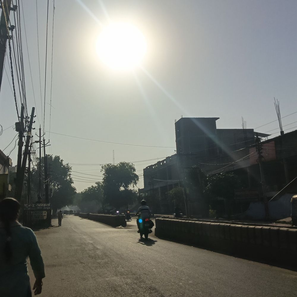 
                 आगरा में सुबह से निकली तेज धूप:सुबह 8 बजे से 30°C हुआ पारा, दिन में 41°C तक पहुंच सकता है तापमान 
            